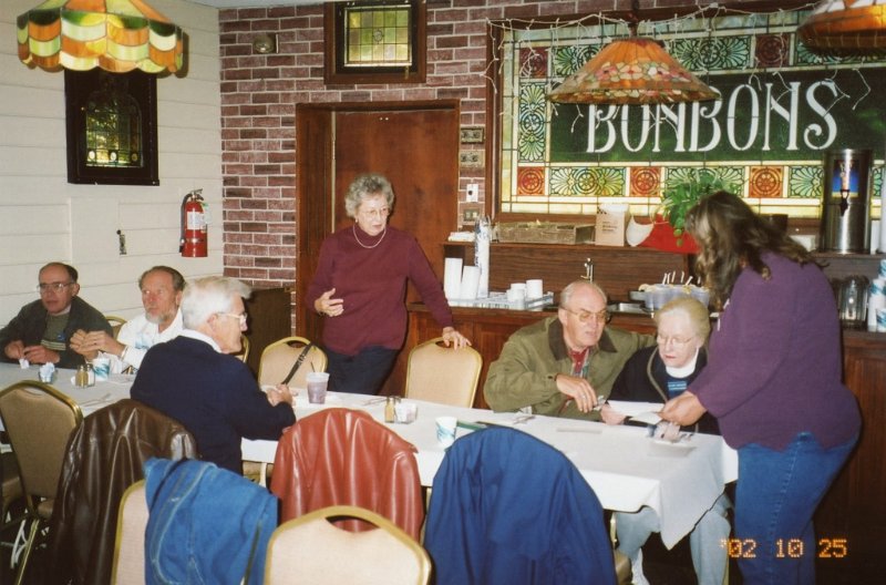 img475-001.JPG - Having lunch at Cozy Inn.