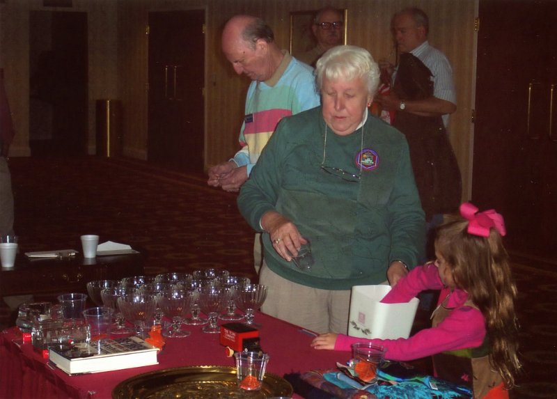 img775.jpg - Olivia draws the winning ticket, while Audrey and Charlie Bronk supervise.