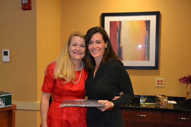 DSC_0139.JPG - Lynn Rogerson presents an award plaque to Liz Frankl for her car.