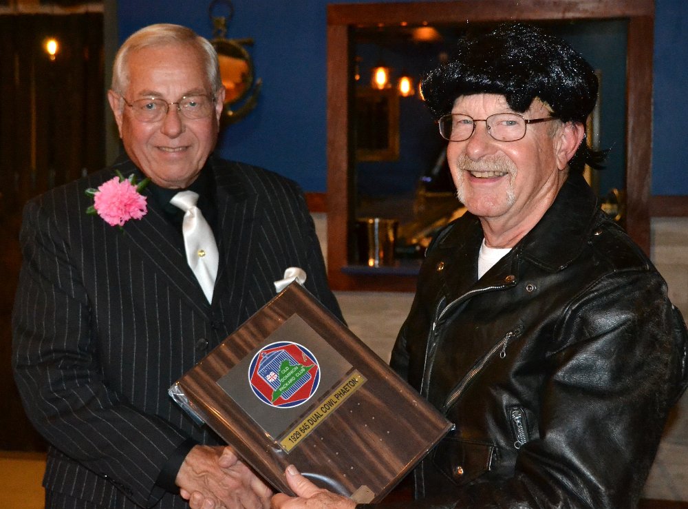 DSC_0230-001.JPG - Al Becker receives an award plaque and 1st Junior chip for his 1929 645 DC Phaeton from Richard Obenschain.
