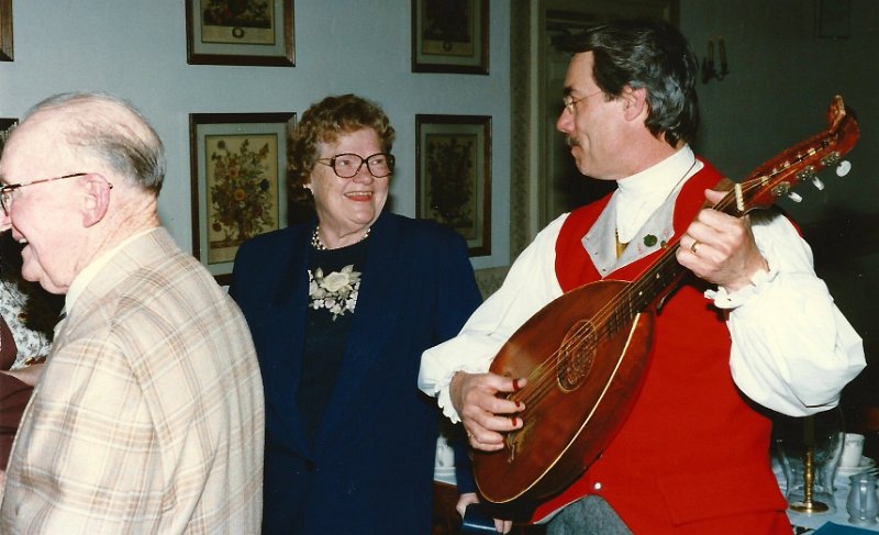 SCAN0934-001.JPG - Ira and Olive Plasterer and the troubador.