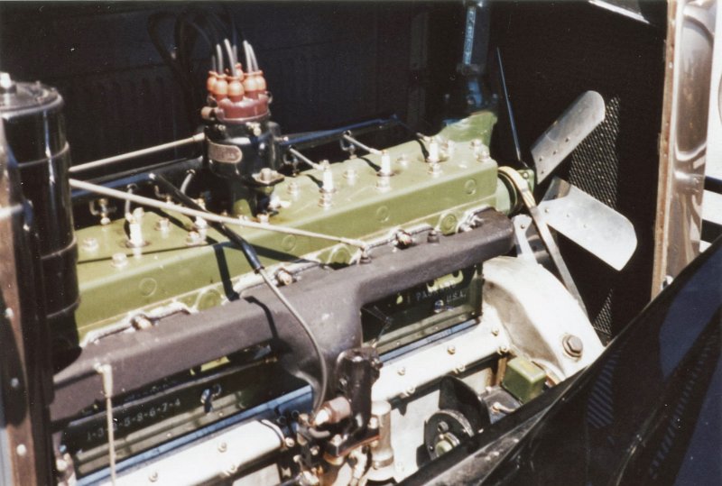 img882.jpg - And its engine compartment.