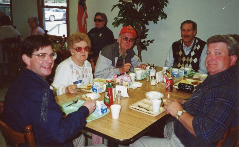 img929.jpg - Jim Ridenour, Gussie and Bob Sommers, Howard Irwin, Bill Johnson have lunch at Hawks Nest.