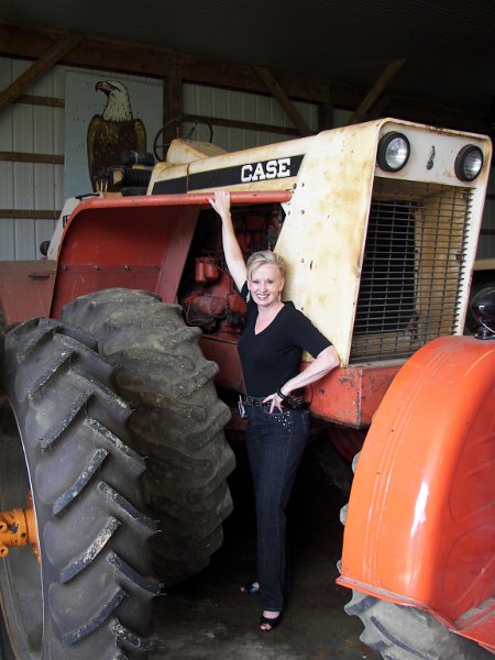 100_2671.jpg - Now that's a big tractor