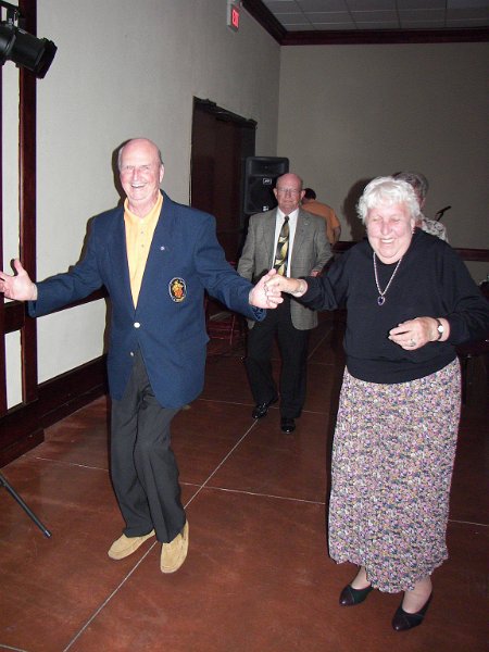100_4888.jpg - The Bronks and Kooglers show how it's done