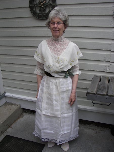 100_5630.JPG - Trish Barnhart in vintage attire