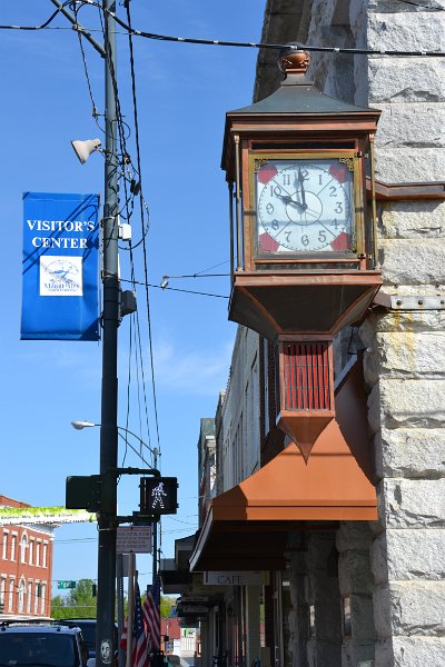 DSC_0046-001.JPG - Mt. Airy, NC Visitor's Center and Town Clock
