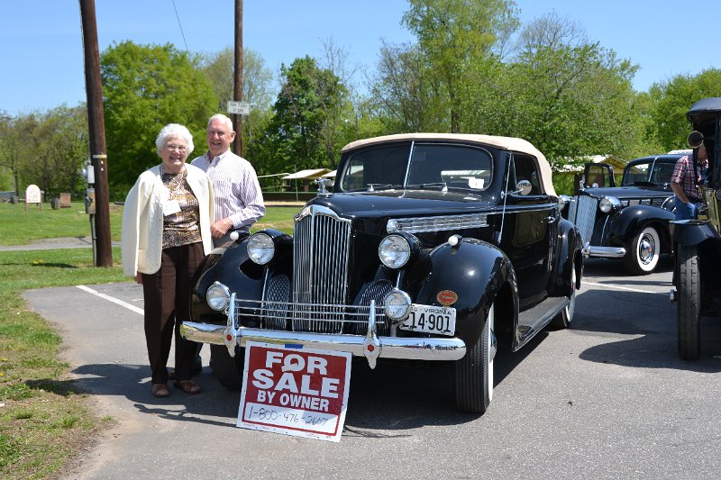 DSC_0238.JPG - "For sale, my foot!", says Tom Inman, with Donella, after we visited the Jenkins Collection