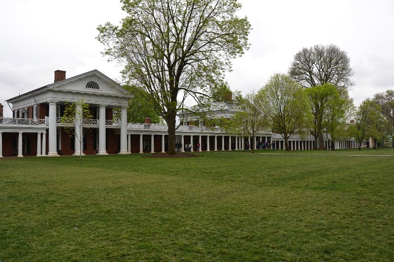 DSC_0085.JPG - Student housing, with faculty apartments above, on either side of The Lawn.