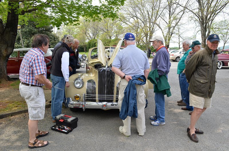 DSC_0654.JPG - Robert Adams gets help with his Packard (Jim Owen photo)