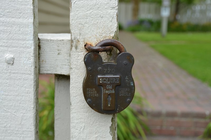 DSC_0034.JPG - Antique lock on fence in Edenton