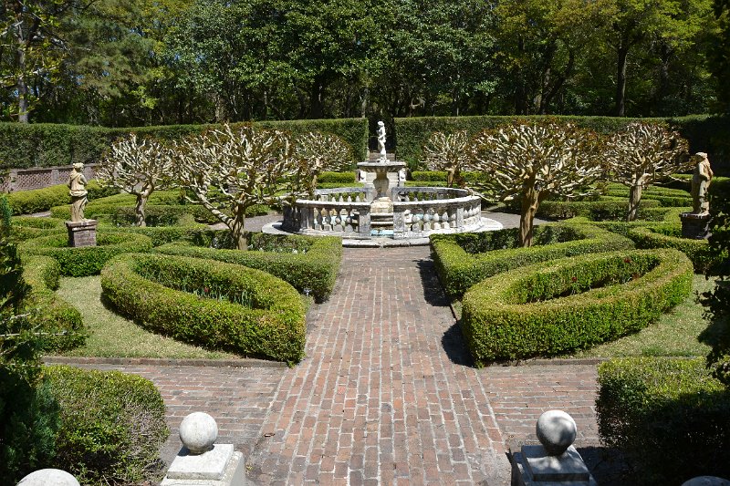 DSC_0170.JPG - Elizabethan Gardens sunken formal garden.