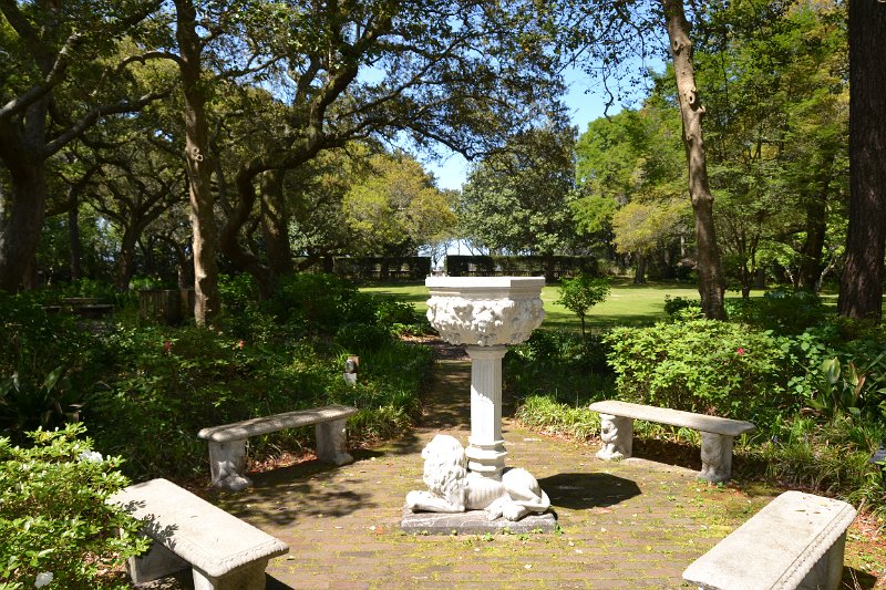 DSC_0172.JPG - Looking across the lawn to the water.