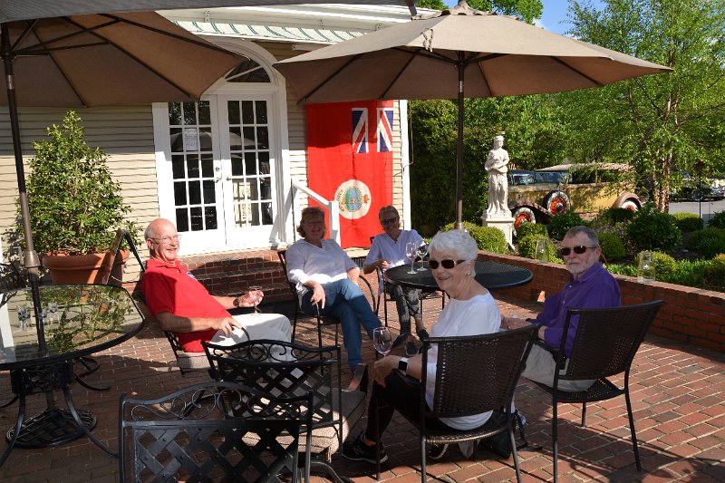 DSC_0176.JPG - On the patio at the Inner Banks Inn: Richard and Claudette Obenschain, Susan Woolfitt, Robyn Burnham and Bill Wilcox with Bill's Packard in the background.