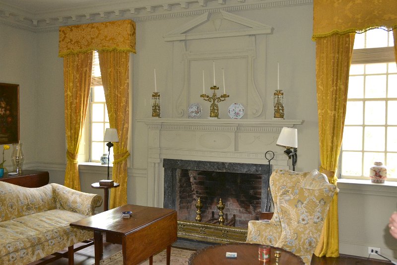 DSC_0027-002.JPG - Living room at Fotheringay House.